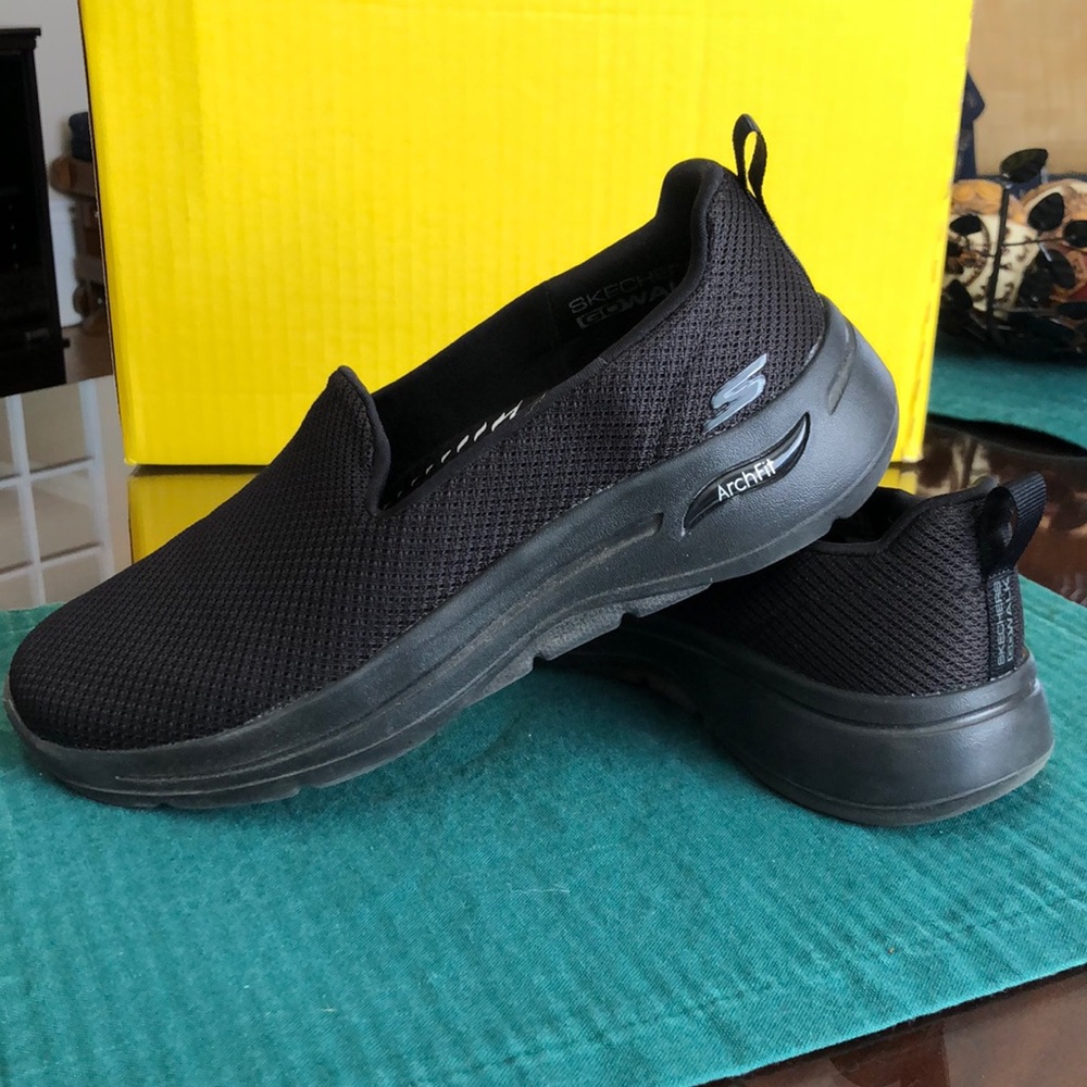 Skechers Air-Cooled Arch Fit Black Size 7.5